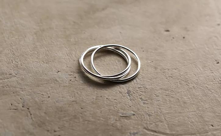 Archie's and Son Jewelry and Repairs Dainty Interlocking Spinner Ring